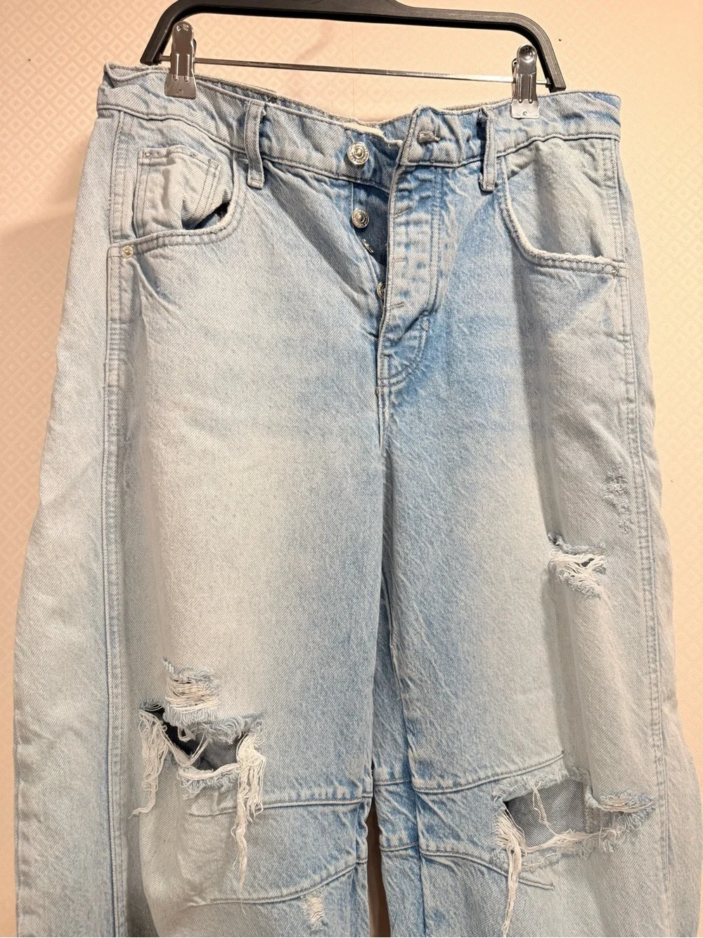 Free People We The Free Distressed Barrel Jeans  Light Wash Wide-Leg Jeans Sz 27